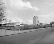 880582 Gezicht op de schoolgebouwen van de Christelijke Kleuterschool 'De Zonnebloem' en de Lukasschool voor ...